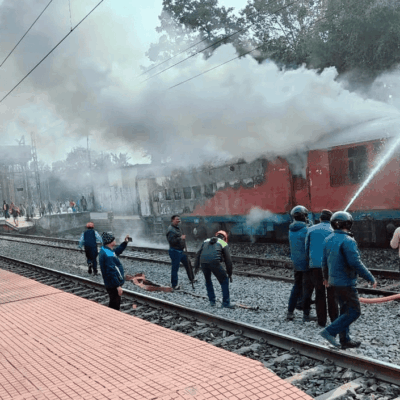 Daund Pune DEMU train fire incident causes panic among passengers