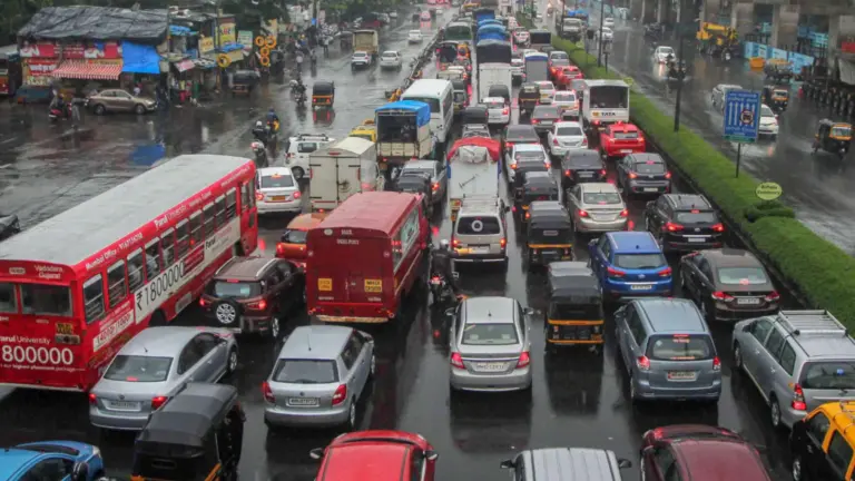 Ghaziabad Commuters Face Non AC Expressway Bus Travel