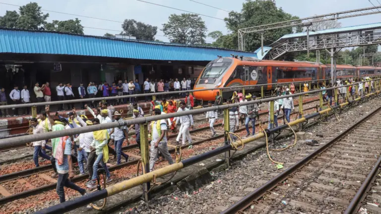 Kolkata Rail Evictions Trigger Urban Livelihood Debate 