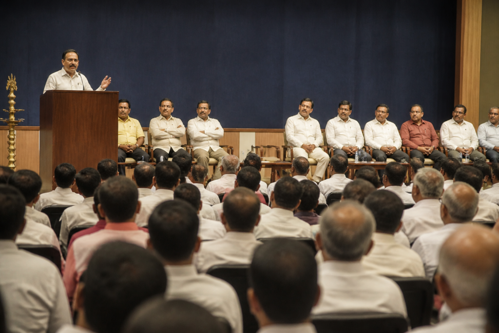 Raj Thackeray addressing MNS office-bearers at Gadkari Rangayatan in Thane