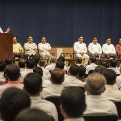 Raj Thackeray addressing MNS office-bearers at Gadkari Rangayatan in Thane