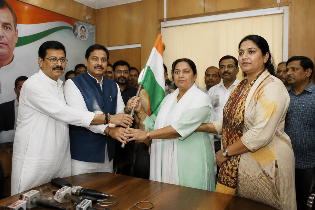Congress leaders welcoming former TMC civic representatives ahead of Kolkata Municipal elections
