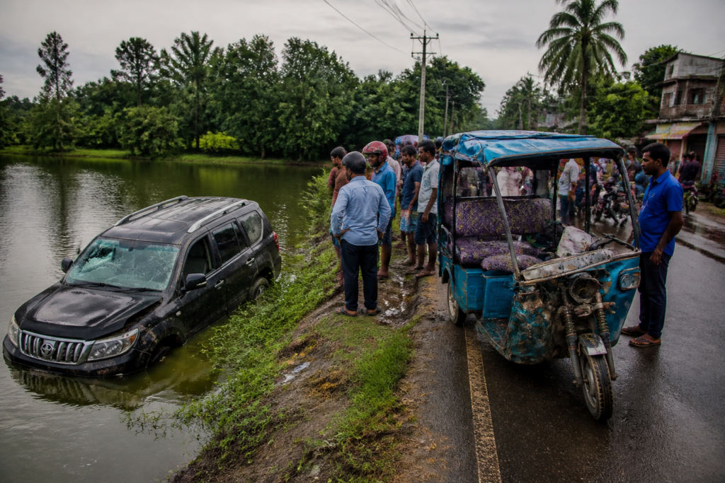 Sandeshkhali SUV crash site near a roadside pond in West Bengal