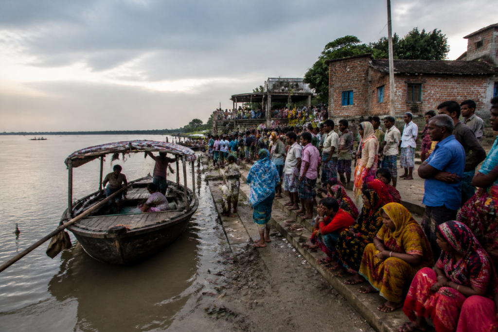 Raghopur boat tragedy scene near a riverbank in Vaishali, Bihar