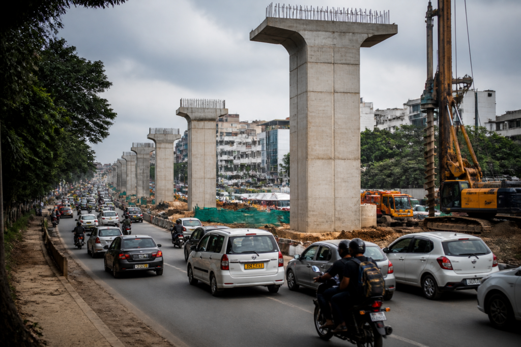Bengaluru Mekhri Circle-Hebbal corridor route with elevated road construction and heavy traffic