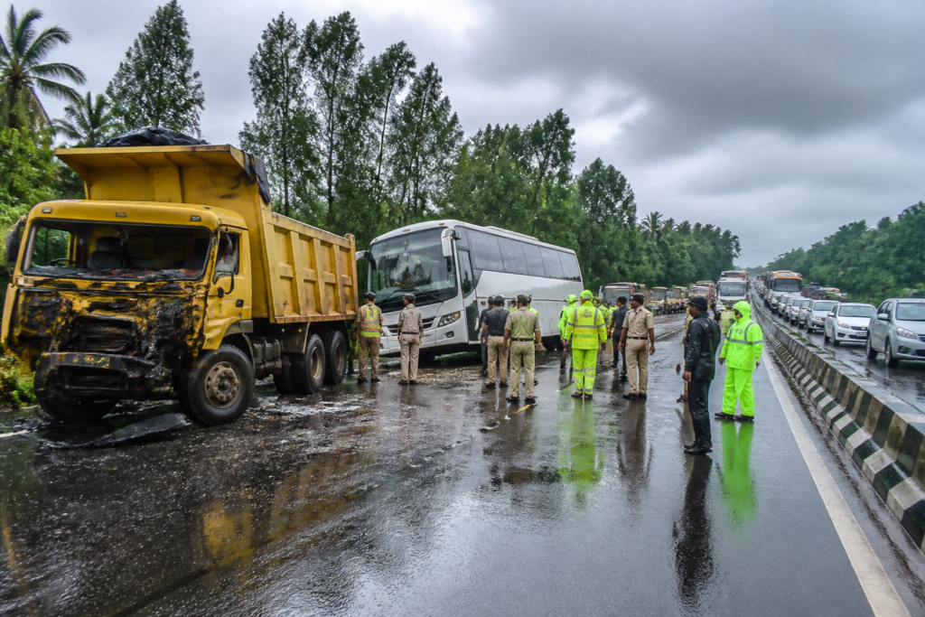 Bengaluru-Mangaluru highway crash scene with vehicles and traffic halted on a rainy road