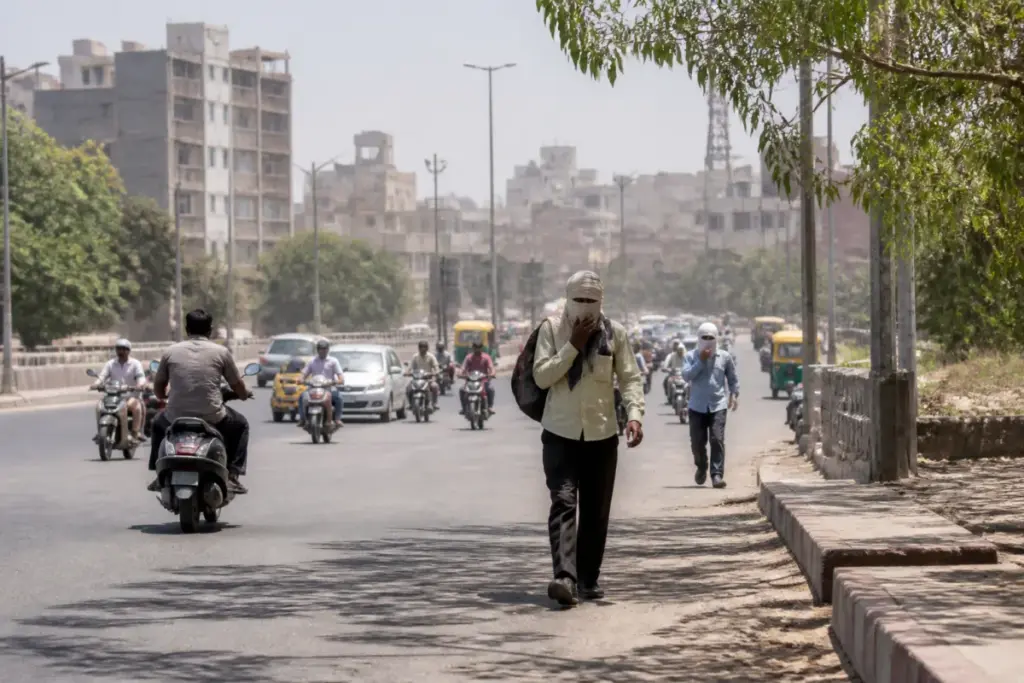 Gujarat UV index warning during intense afternoon heat on an Ahmedabad street