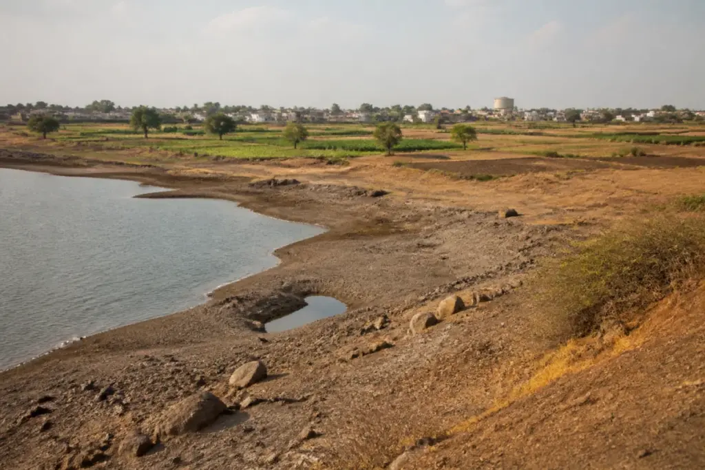 Maharashtra monsoon deficit affecting a reservoir and dry agricultural landscape