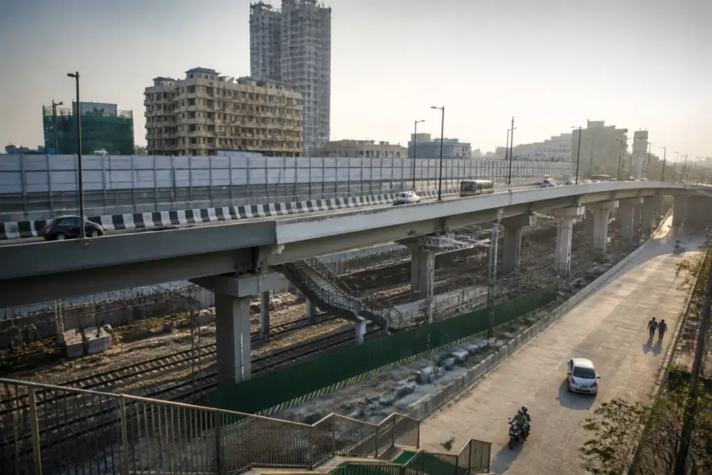 New Vidyavihar flyover crossing Mumbai railway tracks near Vidyavihar station