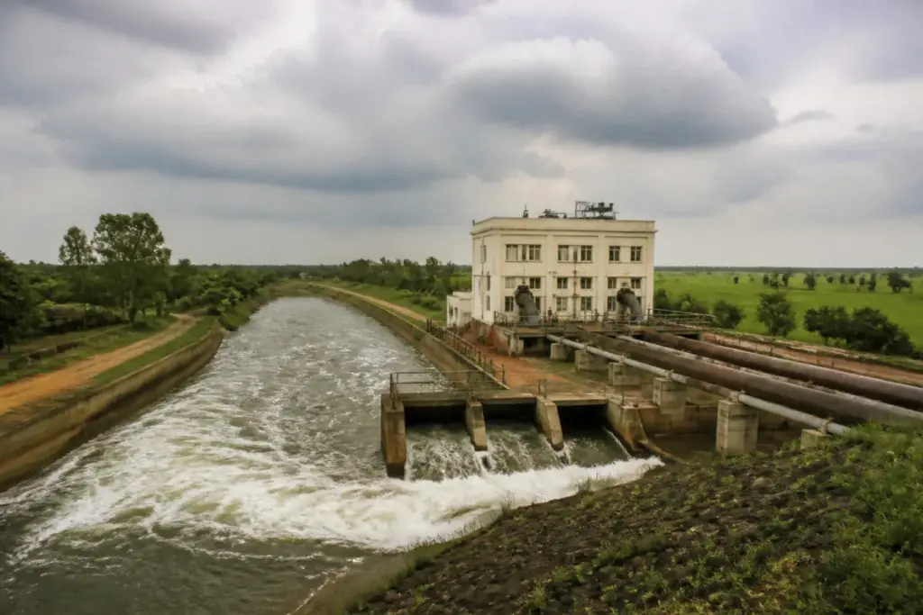 Godavari-Cauvery link project and Telangana irrigation infrastructure near a major river basin