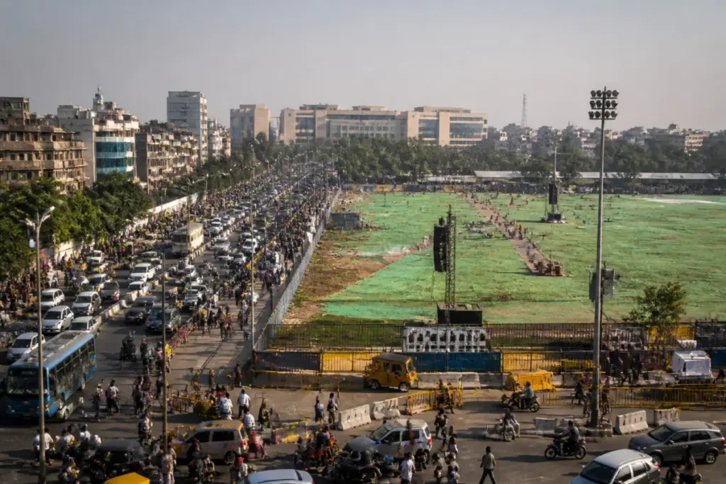 Delhi Ramlila Maidan rally venue near central Delhi markets and traffic routes