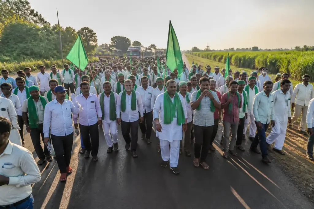 Hubballi farmers protest march near Channammanakittur in Karnataka