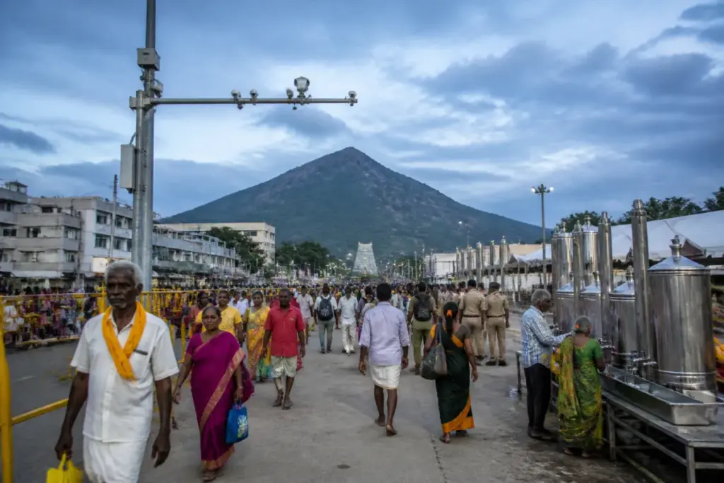 Tiruvannamalai Deepam festival devotees near temple and pilgrimage facilities