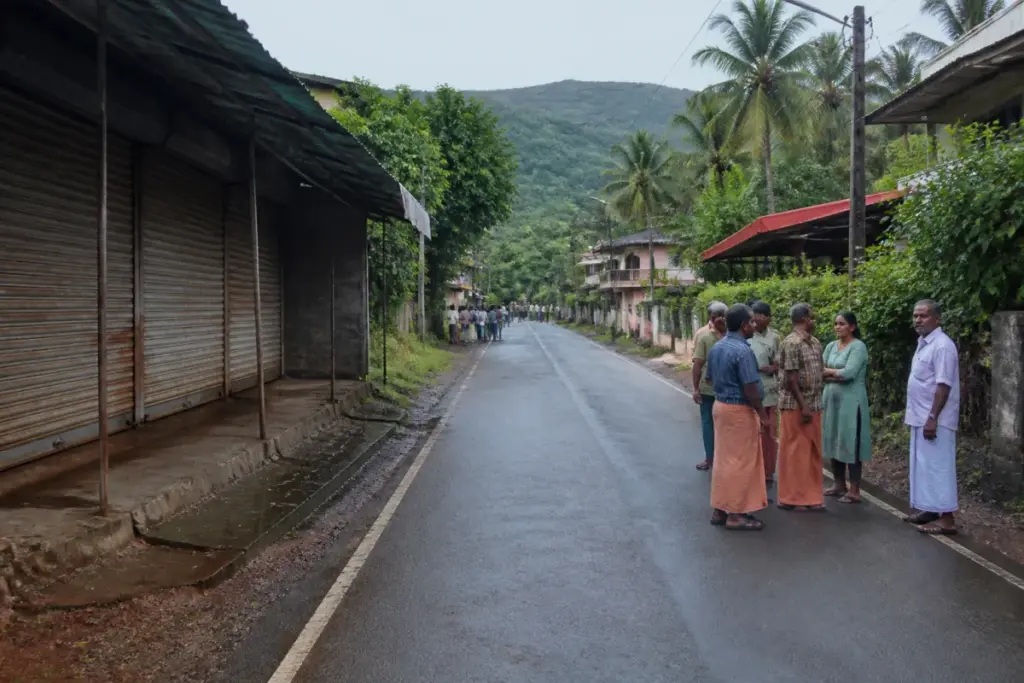ESA inclusion protest in Pariyaram village, Thrissur, with residents gathered along a local road