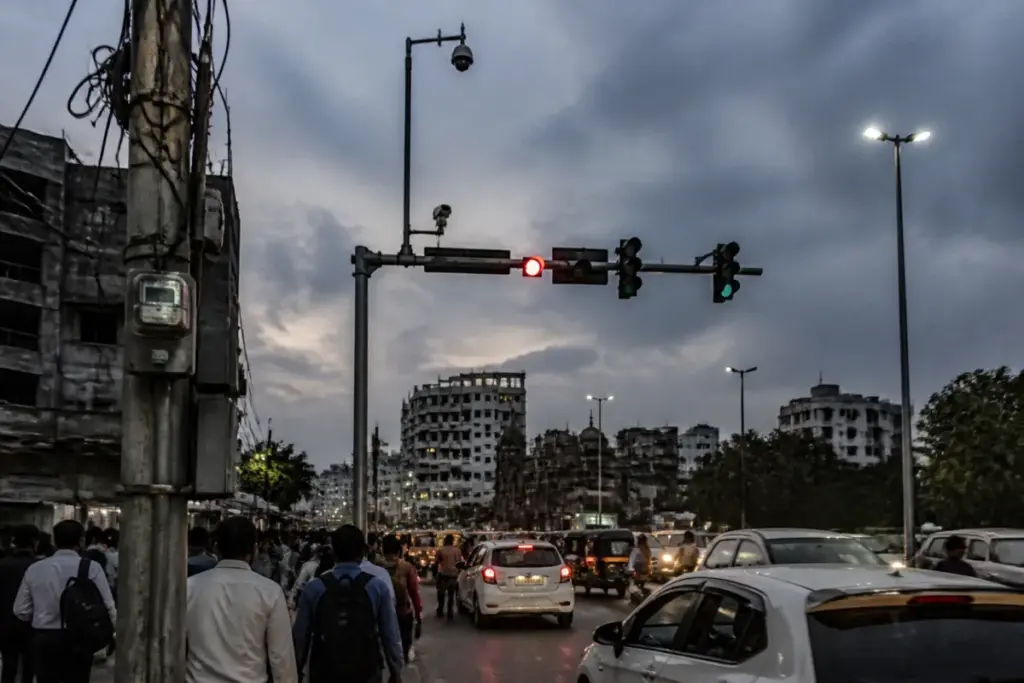 Nashik power cuts affecting traffic signals and civic infrastructure on an urban road