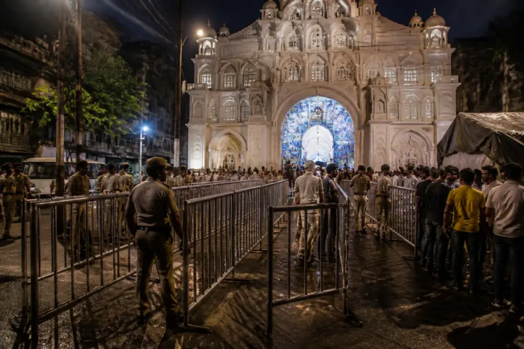 Chorbagan stampede site in Kolkata sealed by police after a fatal puja pandal crowd crush