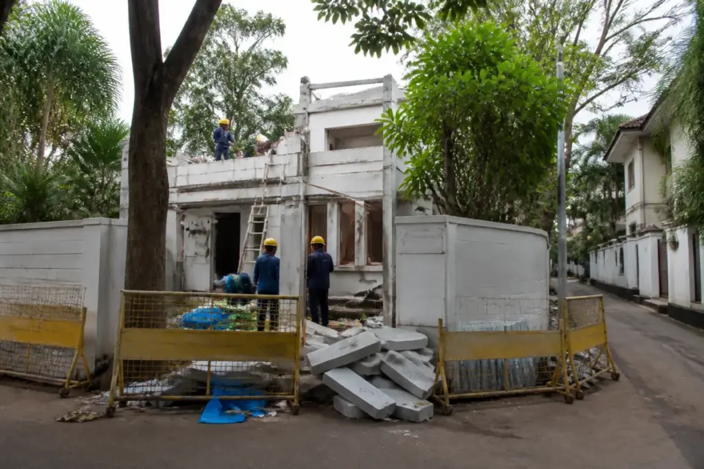 BMC Juhu bungalow demolition removing unauthorised construction at a Mumbai residential property