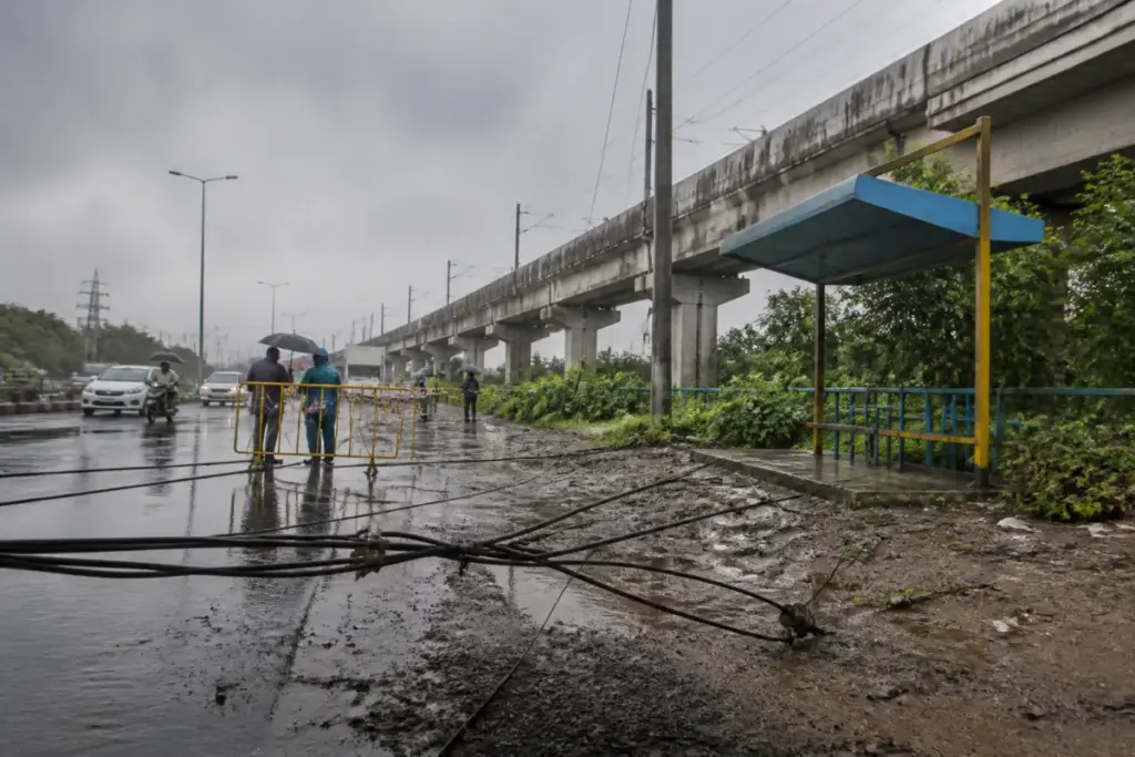 Fallen power line near a Thirunindravur bus stop after a fatal electrocution
