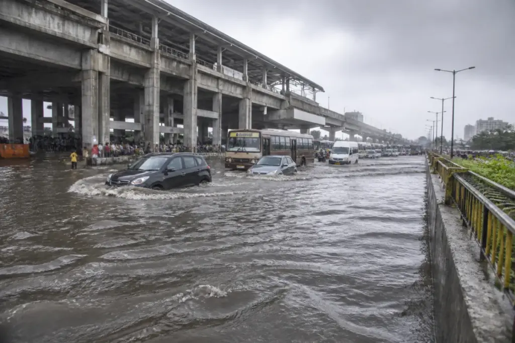 Kilambakkam bus terminus waterlogging disrupting traffic on GST Road in Chennai