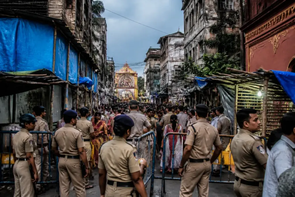 Chorbagan incident site showing a crowded Kolkata puja road narrowed by temporary stalls