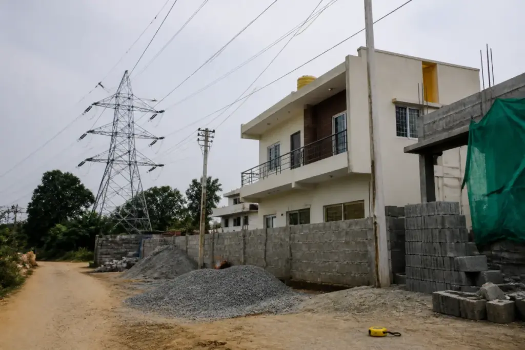 Bengaluru electrocution risk near a home and overhead high-tension wire
