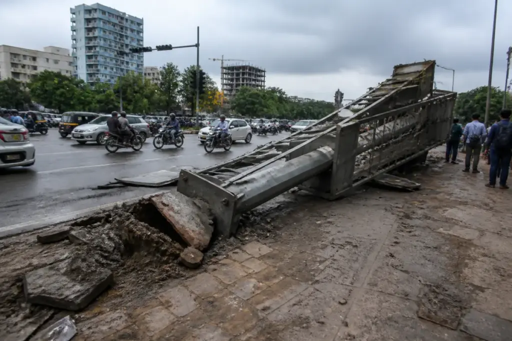 Collapsed advertising pole near Pune's NIBM–Mohammadwadi Circle