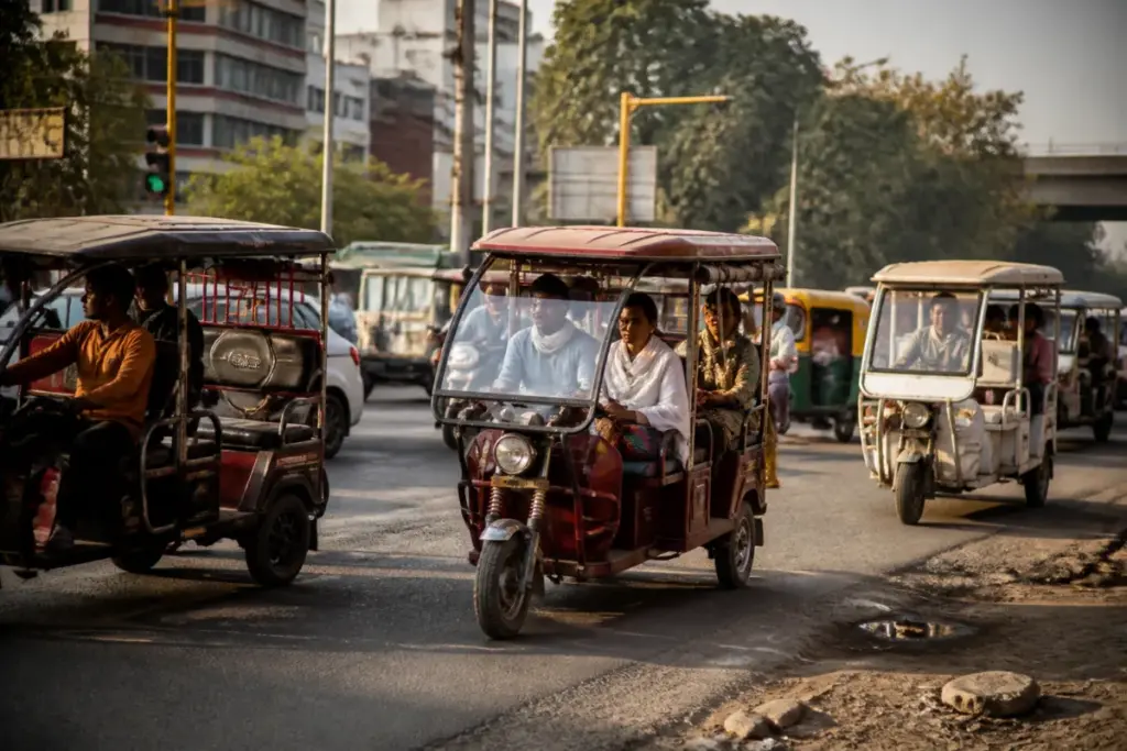Delhi e-rickshaw cap proposal shown through e-rickshaws operating on a busy city road