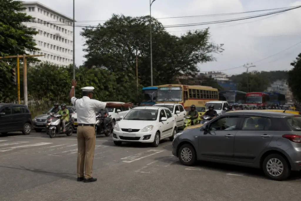 Pettah Junction traffic signals managed manually by police amid congestion in Thiruvananthapuram