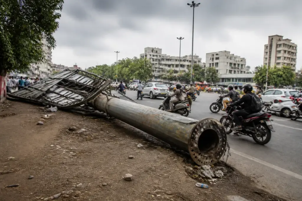 Pune advertising pole collapse near the NIBM–Mohammadwadi Circle