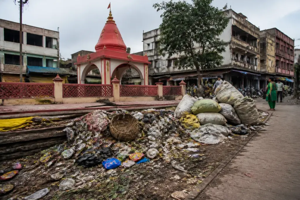 Pune garbage dumping outside a temple in Shirur, with waste gathered near a public walkway