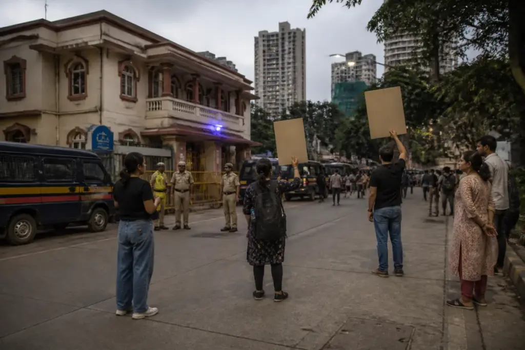 Mumbai protest detentions near a police station after a Carter Road solidarity walk was halted