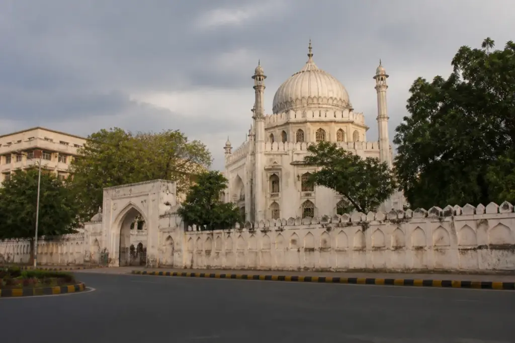 Race Course mosque Delhi near the Prime Minister’s residence, shown from outside in an urban setting