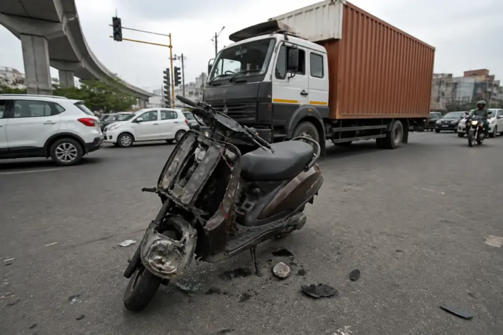 Delhi accident compensation case involving a damaged scooter and urban road traffic