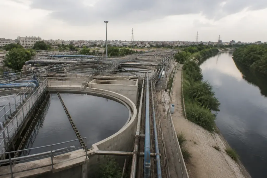 Delhi sewage treatment plants and wastewater discharge infrastructure near the Yamuna