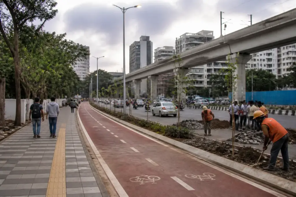 Pune cycle network route with cycle tracks, footpaths and Metro Line 3 roadworks