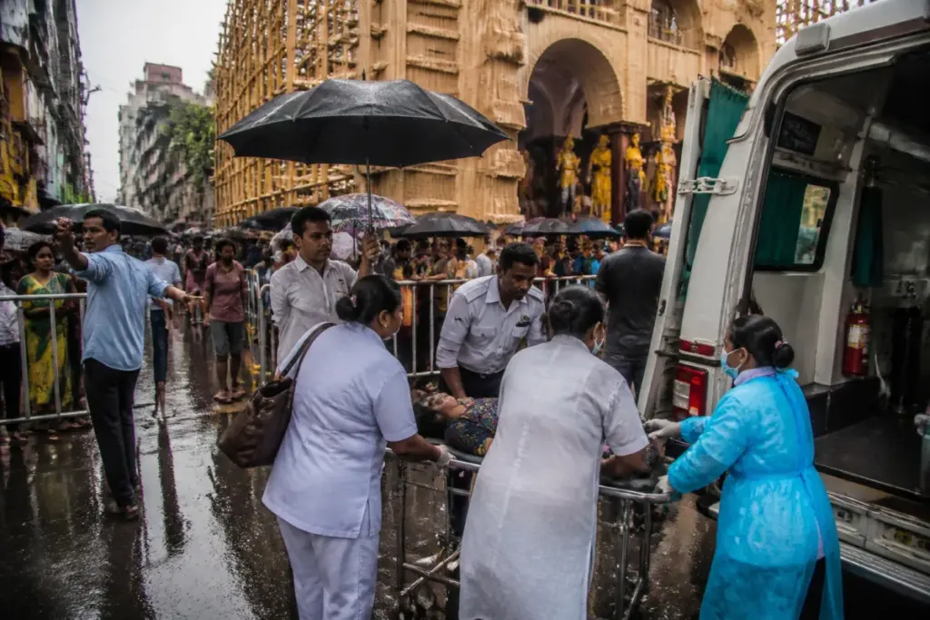 Chorbagan stampede aftermath near a Kolkata puja pandal with emergency medical response
