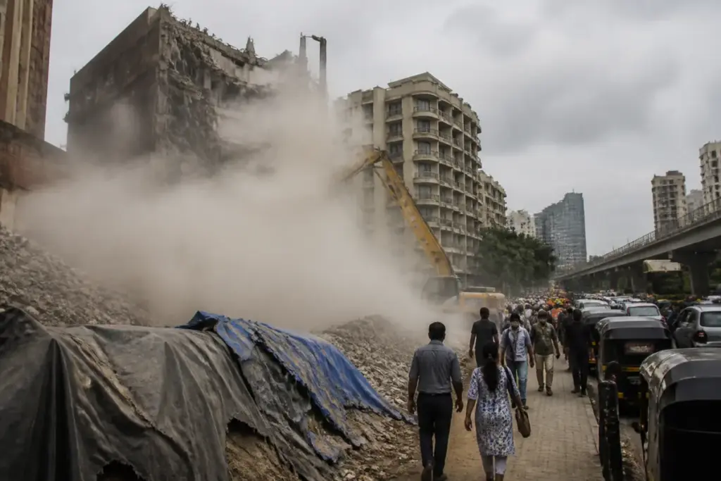 Andheri dust pollution at a demolition site near Lokhandwala market in Mumbai