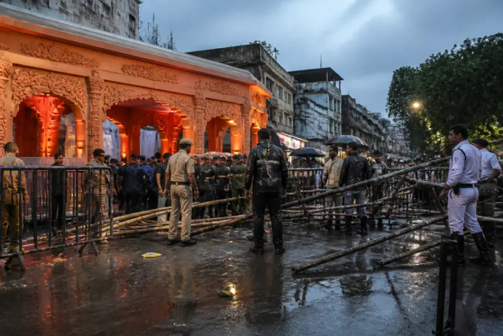 Chorbagan stampede inquiry coverage showing a crowded Kolkata puja pandal entrance