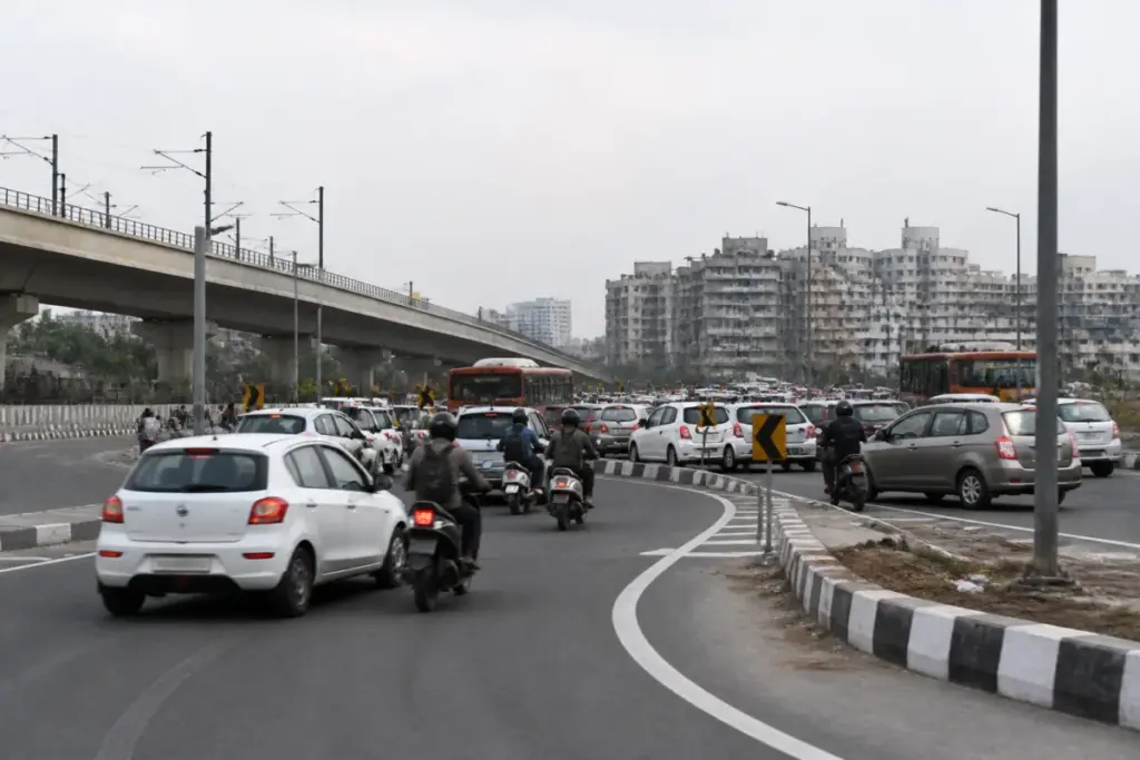 DND intersection closure traffic diversion near a U-turn in Mayur Vihar, Delhi