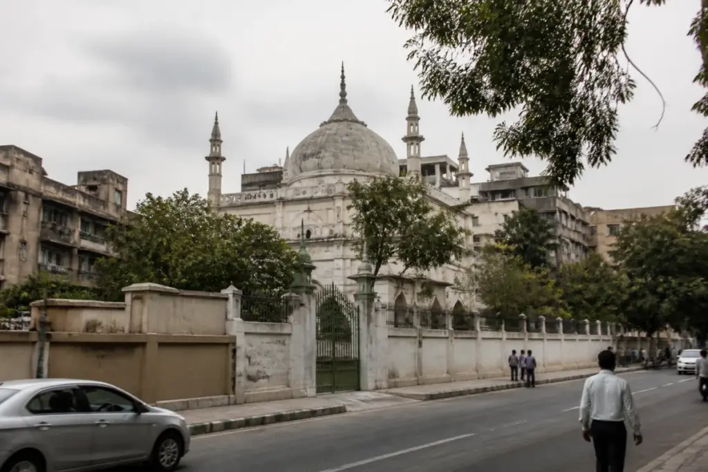Race Course Mosque eviction notice dispute involving a historic mosque in Delhi