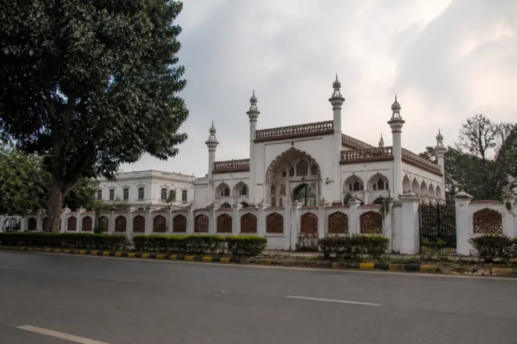 Race Course Mosque eviction dispute involving a historic mosque property in Delhi