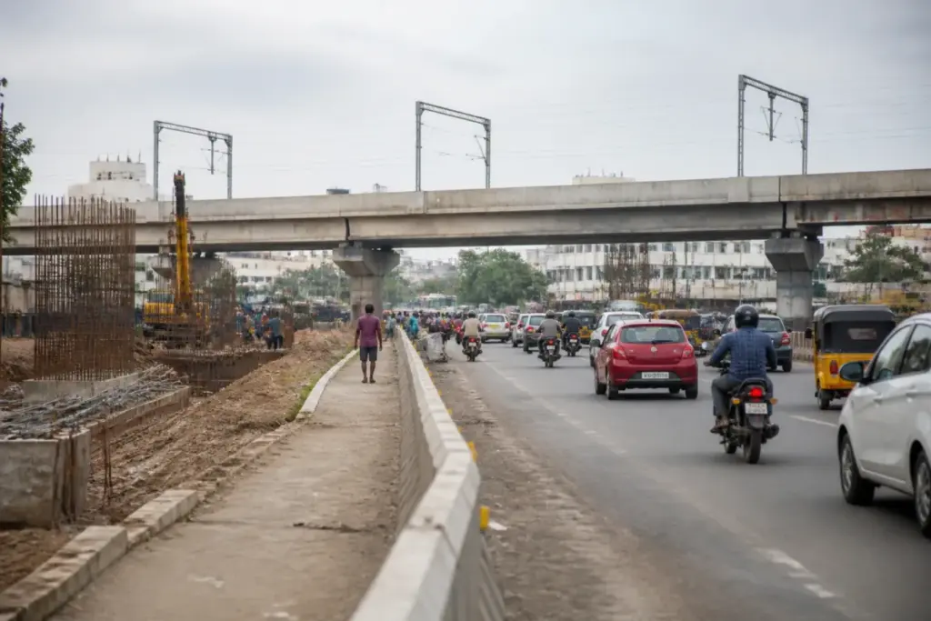 Padi RoB widening project on Chennai’s Inner Ring Road with traffic near the bridge approach