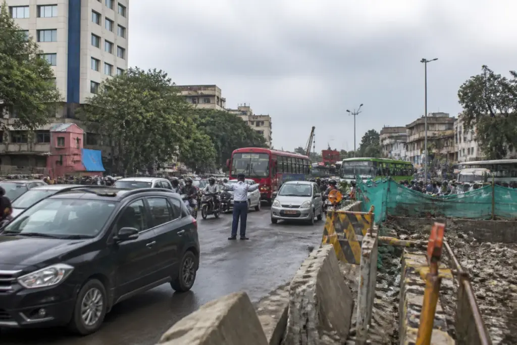 Pune traffic diversions near Market Yard during Swargate-Katraj metro construction