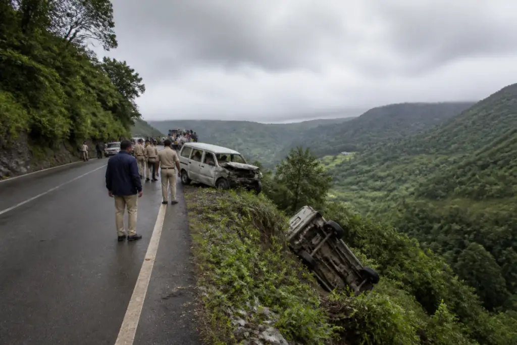 Karad Chiplun road accident site with a jeep overturned beside a ravine