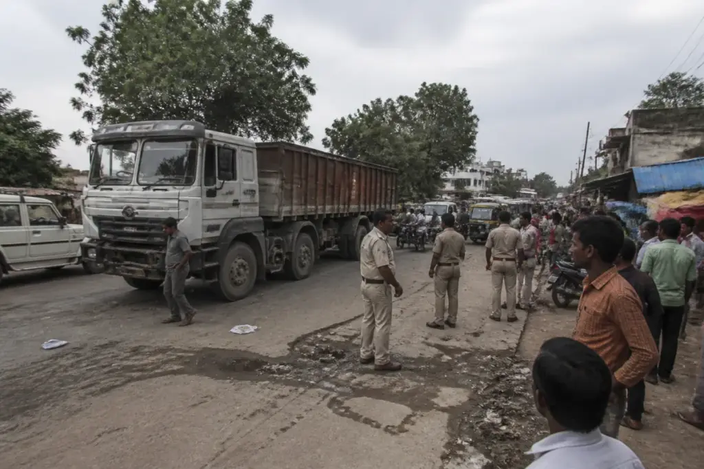 Hazaribag road accident site near Barhi Chowk with a busy roadside and police activity