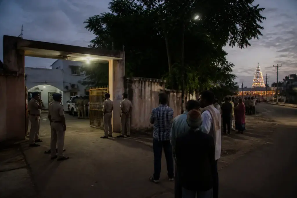 Police presence near a Jabalpur temple after a reported custody death and judicial inquiry.
