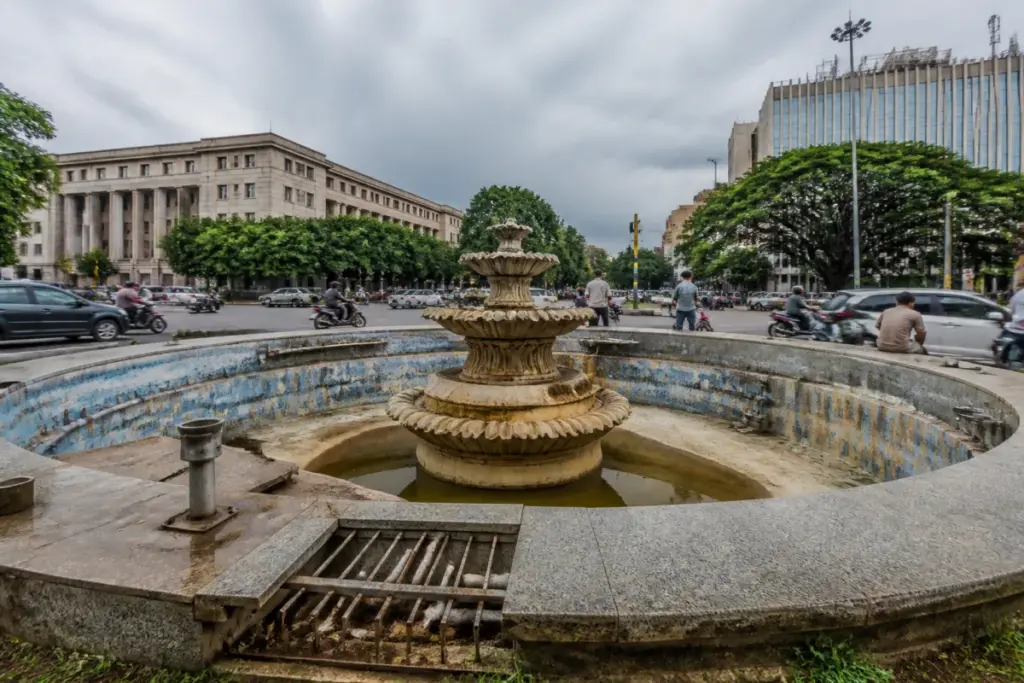 Neglected KR Circle fountain in Bengaluru with stagnant water and damaged ornamental lights