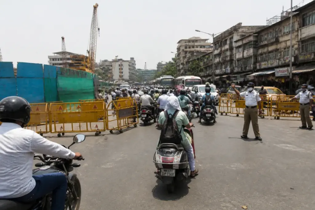 Pune Metro traffic diversion near Market Yard during underground construction work